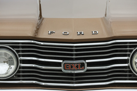Im Januar 1975 wanderte der Ford-Schriftzug von der Motorhaube in den Kühlergrill. Das Ausstattungs-Signet verschwand