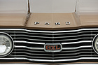 Im Januar 1975 wanderte der Ford-Schriftzug von der Motorhaube in den Kühlergrill. Das Ausstattungs-Signet verschwand