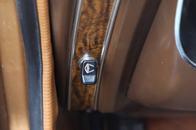 Nebulös: Der Schalter ganz unten links trägt einen Nebelscheinwerfer, ist aber für den Warnblinker