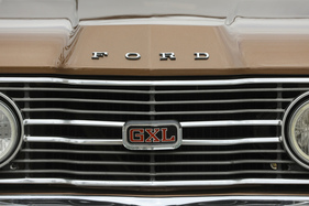 Statt des Ford-Wappens trugen GT und GXL eine Plakette mit dem jeweiligen Ausstattungskürzel im Kühlergrill