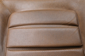 Stoffpolster waren serienmässig. Kunstleder mit Sitzflächen in Flechtoptik kostete Aufpreis