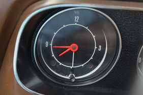 Zeitverschiebung: In günstigeren Modellen sitzen hier Tankuhr und Wasserthermometer. Die Zeit wird rechts neben dem Tacho angezeigt