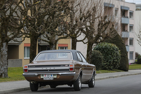Zum Modelljahr 1973 wurde die seitliche Zierleiste breiter und wanderte auf die Längskante zwischen den Stossfängern, wo sie ihre Schutzfunktion deutlich besser erfüllen konnte