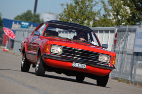 Ford Taunus GLX - als Viertürer und mit Vinyldach - am 2. TCS Youngtimer und Classictreffen in Pratteln im Jahr 2016
