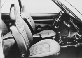 Ford Taunus GT (1971) – karierte Stoffsitze im integrierten Kopfstützen