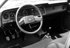 Ford Taunus L (1976) – Armaturenbrett mit Zweispeichenlenkrad