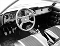 Ford Taunus S (1976) – Cockpit mit Drehzahlmesser, der die Zeituhr in die Mittelkonsole verdrängt