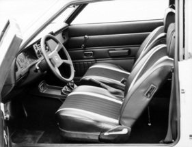 Ford Taunus S (1976) – "sportliche" Sitze mit Kunstlederwagen und zwei farblich abgesetzten Streifen