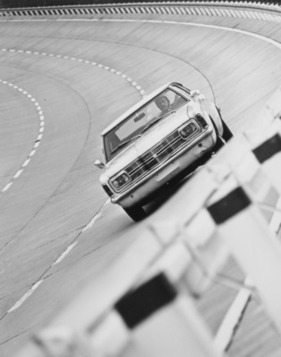 Ford Taunus XL Coupé (1971) – in der Steilkurve auf dem Ford-Testgelände in Lommel