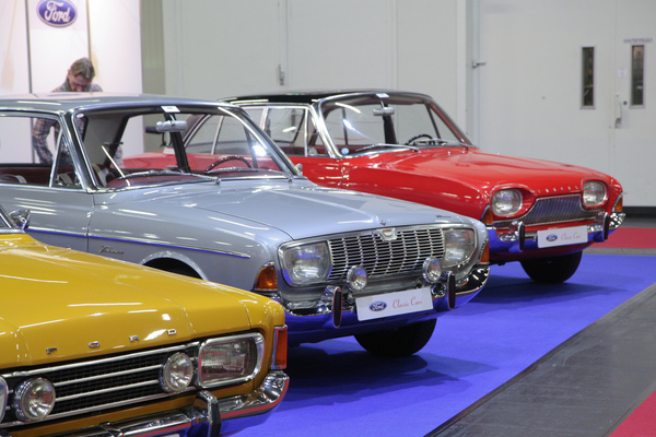 Bild Ford Taunus verschiedener Baureihen auf dem Ford-Clubstand - Retro Classics Cologne Köln 2017