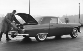 Ford Thunderbird (1956) - Beim Öffnen klappt das Reserverad zurück