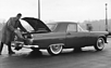 Ford Thunderbird (1956) - Beim Öffnen klappt das Reserverad zurück (© Archiv Automobil Revue) Ford Thunderbird (1956) - Beim Öffnen klappt das Reserverad zurück (© Archiv Automobil Revue)