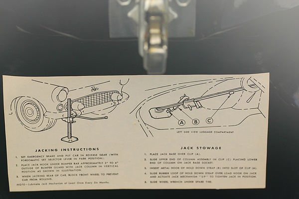Ford Thunderbird (1956) - Instruktionen zum Wagenheber