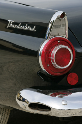 Ford Thunderbird (1956) - Kreisrunde Rückleuchte mit dezentem Flösschen oben drauf