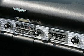 Ford Thunderbird (1956) - Radio und Lüftungssteuerung im unverbrauchten Interieur