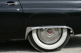 Ford Thunderbird (1956) - Weisswandreifen und Chromradkappen