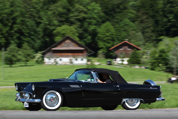 Ford Thunderbird (1956) - auf der Rundfahrt mit Dach oben - Oldtimer in Obwalden (O-iO) 2019
