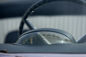 Ford Thunderbird (1956) - auf einem Radarfoto könnte die Polizei heute von aussen die angezeigte Geschwindigkeit ablesen