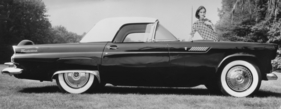 Ford Thunderbird (1956) - das optionale Hardtop montiert, viel Zubehör war erhältlich