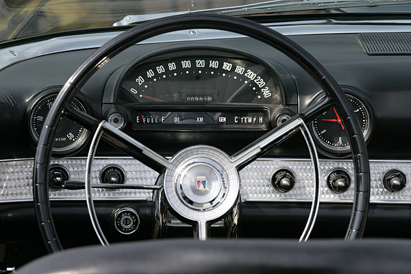 Ford Thunderbird (1956) - gut ablesbare Armaturen