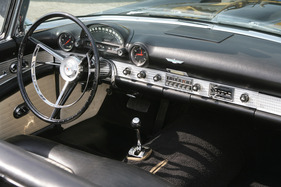 Ford Thunderbird (1956) - man kann sich gut vorstellen, dass Marylin Monroe sich hier wohl fühlte