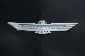 Ford Thunderbird (1956) - schön gestaltetes Typen-Emblem