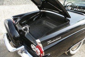 Ford Thunderbird (1956) - so sah der Kofferraum bereits bei der Auslieferung aus