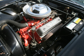 Ford Thunderbird (1956) - sogar unter der Motorhaube hat es noch Chrom