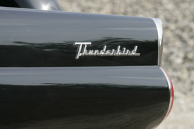 Ford Thunderbird (1956) - verkaufte sich viel besser als die Konkurrenz
