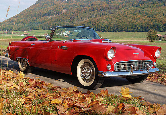 Ein Ford Thunderbird von 1956 lockte nur CHF 26'000 von den Bietern, Zuschlag nur unter Vorbehalt