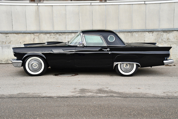 Bild: Ford Thunderbird (1957) - als Lot 117 an der Versteigerung der Oldtimer Galerie in Gstaad am 29. Dezember 2022
