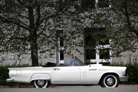 Ford Thunderbird (1957) - an den Heckflossen erkennt man das Modell 1957