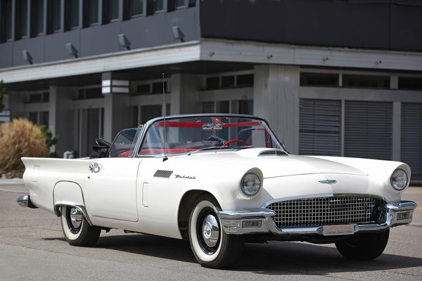 Bild: Ford Thunderbird (1957) - angeboten an der Versteigerung der Oldtimer Galerie anlässlich der Dolder Classics am 7. Juni 2014