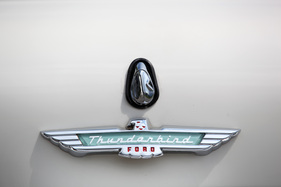 Ford Thunderbird (1957) - auch am Heck gibt es ein schönes Thunderbird-Zeichen