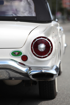 Ford Thunderbird (1957) - auch die Rückleuchten änderten für das Modell 1957