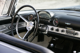 Ford Thunderbird (1957) - auch im Inneren gibt es viel Chrom