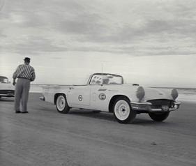 Ford Thunderbird (1957) - bei den Daytona Beach Speed Week Trials war dieser stark modifizierte und aufgeladene "Battlebird" am Start im Jahr 1957