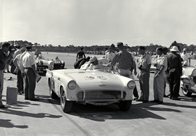 Ford Thunderbird (1957) - bei den New Smyrna Beach Airport Races - einer der "Battlebirds" ian den Boxen im Februar 1957