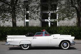 Ford Thunderbird (1957) - das Gewicht betrug deutlich über 1,5 Tonnen