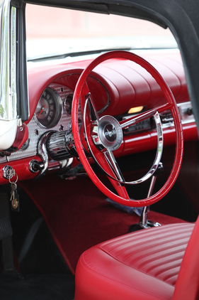 Ford Thunderbird (1957) - das Interieur wirkt aus heutiger Sicht recht grell