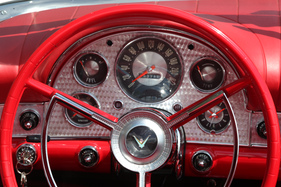 Ford Thunderbird (1957) - der Drehzahlmesser ist klein und offensichtlich nicht so wichtig