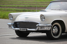 Ford Thunderbird (1957) - die geänderte Front weist auf das Modell 1957 hin