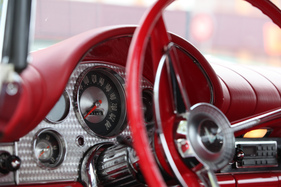 Ford Thunderbird (1957) - ein Tacho bis 240 km/h wirkt etwas übertrieben