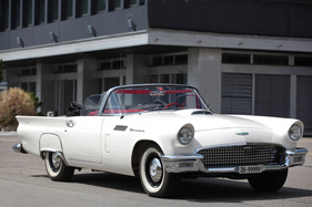 Ford Thunderbird (1957) - während sich die Modelle 1955 und 1956 wenig unterschieden, wurde das Design für 1957 angepasst