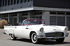 Ford Thunderbird (1957) - während sich die Modelle 1955 und 1956 wenig unterschieden, wurde das Design für 1957 angepasst