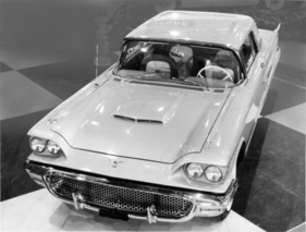 Der neue Thunderbird Modell 1958 bei seiner Präsentation auf dem Genfer Autosalon im März.