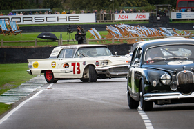 Bild Ford Thunderbird (1959) Tom Kristensen ist mit Gegensteuern am Anschlag – Goodwood Revival 2025