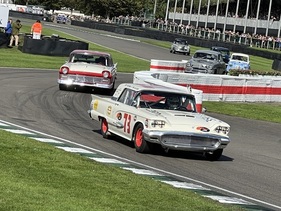 Bild Ford Thunderbird (1959) – Tom Kristensen vor Steve Soper – Goodwood Revival 2025