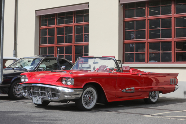 Ford Thunderbird (1960) in der Farbe "Montecarlo Red" – Older Classics Mai 2024