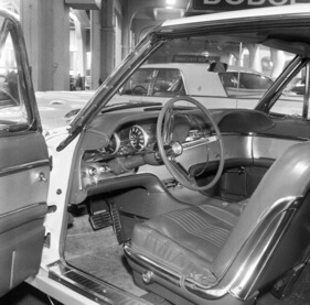 Ford Thunderbird (1963) - Interieur und Armaturenbrett - viele Schalter und Hebel auf dem ausgeprägten Kardantunne.